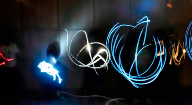 action painting glow  taller de Arte con luz negra para niños