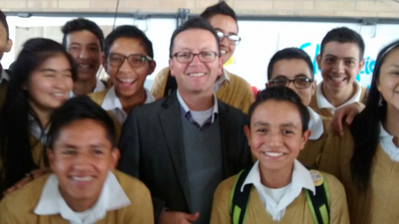 Salomón Rodríguez Piñeros  con sus alumnos