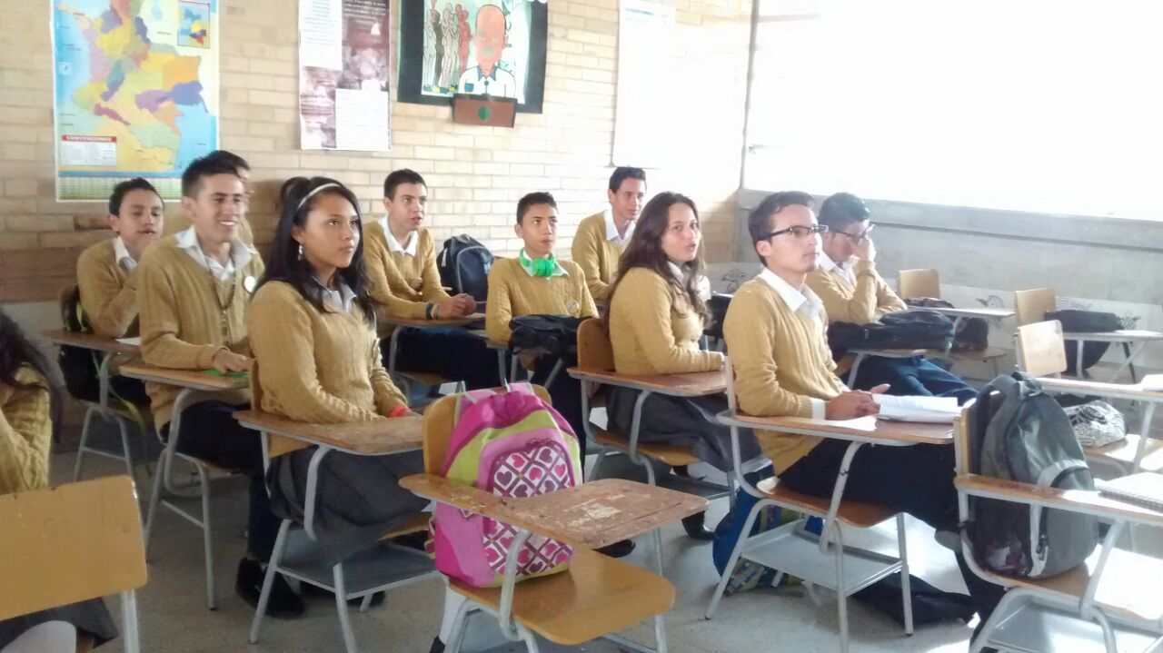 Estudiantes en clase con el profe. Salomón 