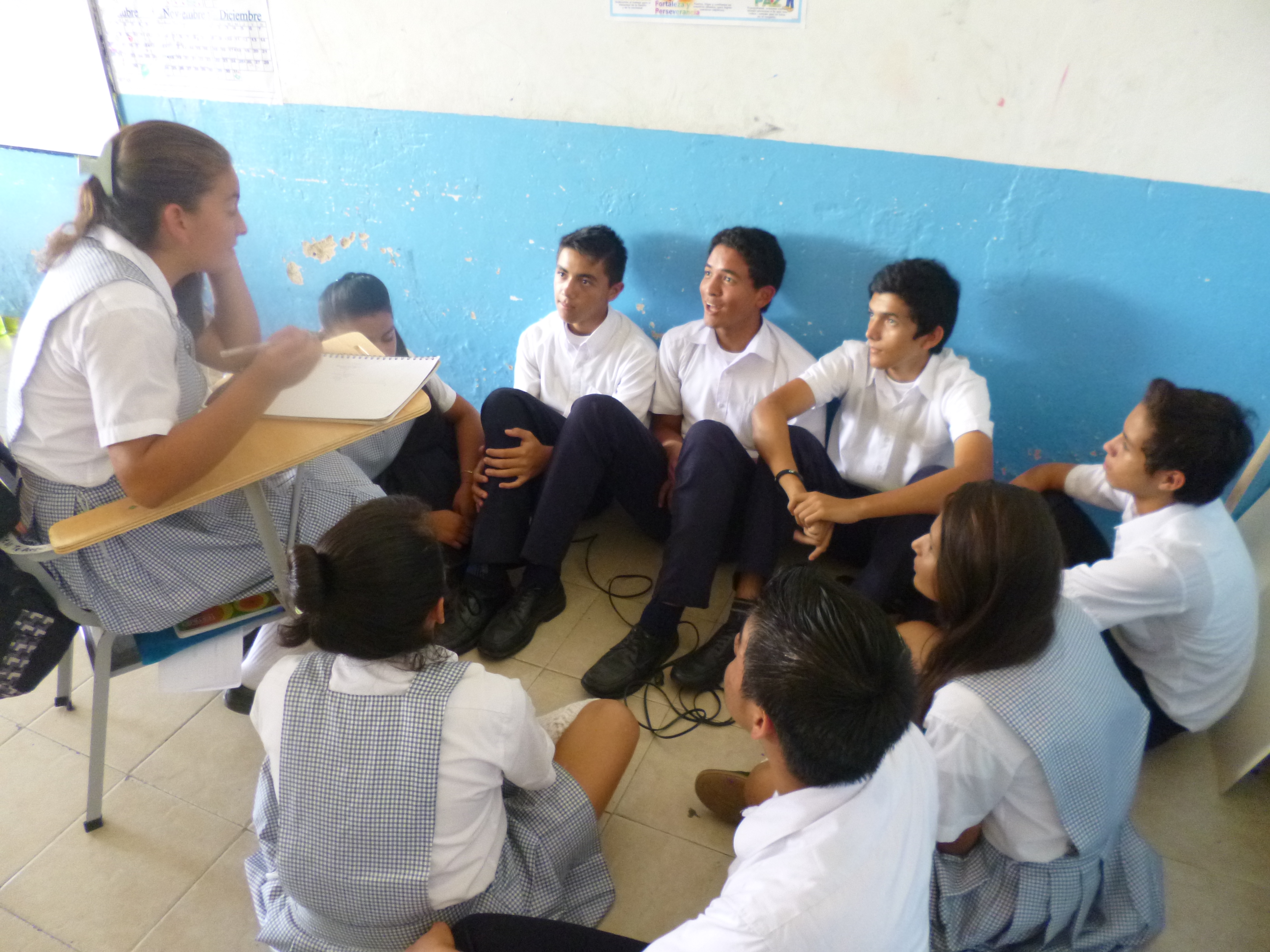Alumnos reunidos por grupos realizando actividades sobre ciencias naturales