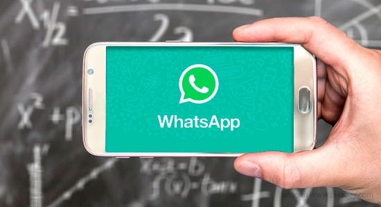 Un celular con Whatsapp y de fondo un pizarrón educativo con operaciones matemáticas